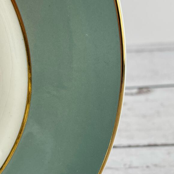 Vintage Avon Christmas Plate 1975 "Skaters on the Pond" Fourth Edition - Picture 7 of 10